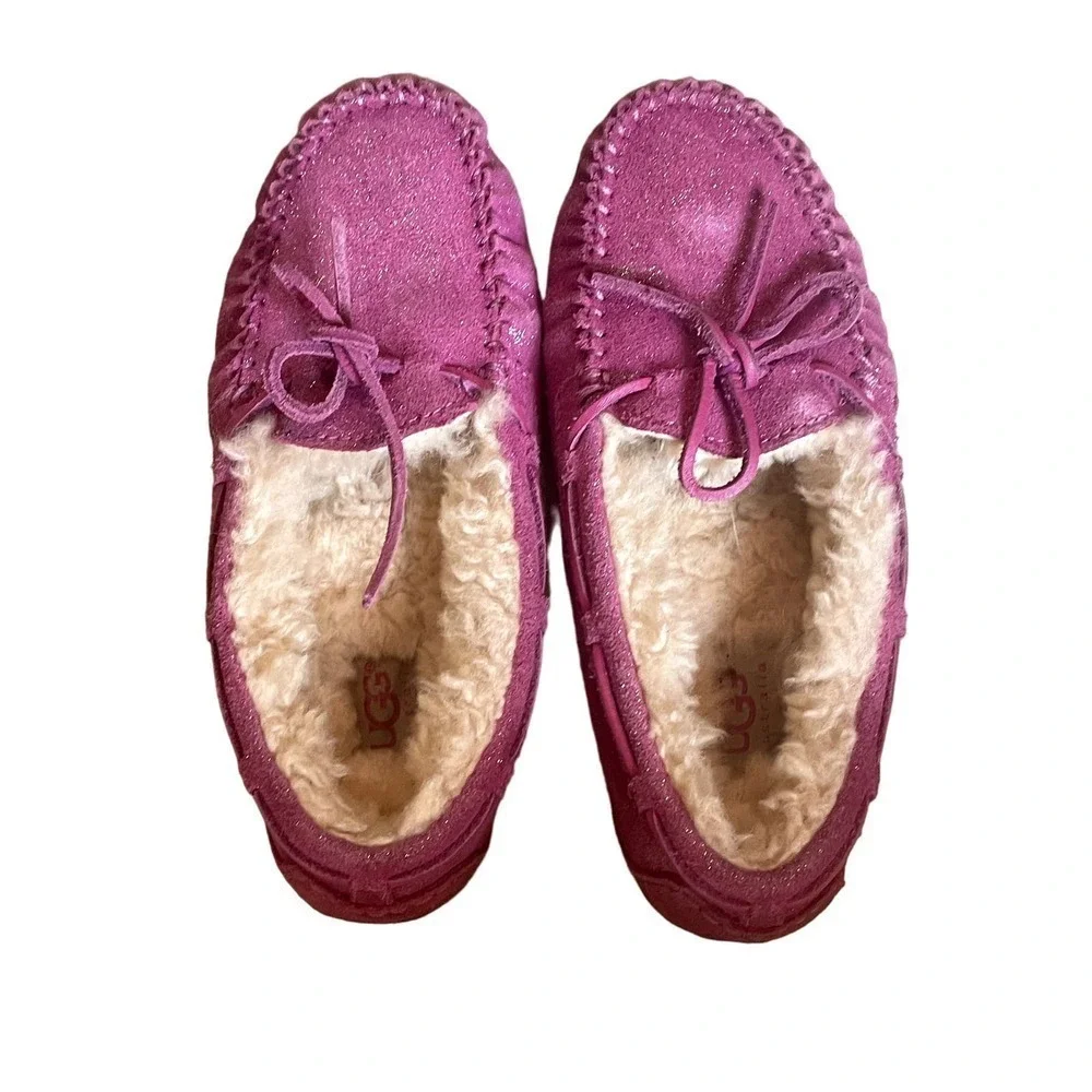 UGG Kid's Dakota Glitter Slipper in Fuchsia